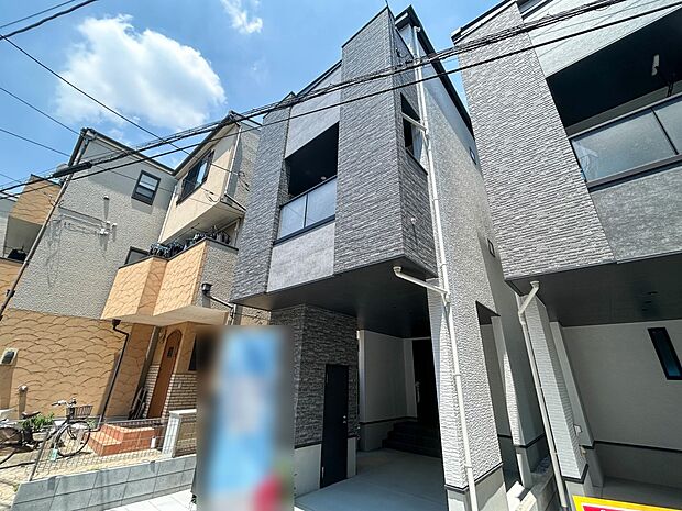 1号棟【玄関】家の顔となる玄関は、高いデザイン性が求められます。高級感と断熱性、防犯性に優れた玄関ドアを標準装備。ピッキング対策のセキュリティサムターン等、防犯に考慮しました。