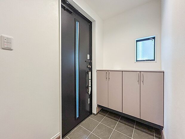 1号棟【玄関】玄関はおうちの顔と言われます。玄関アプローチは、外観デザインの印象を左右します。ご家族の個性を出しながら、素敵な玄関でお客様をお迎えしてください。