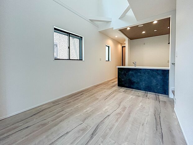 1号棟【リビング】  整然とした空間演出、快適な理想の暮らしの実現は家のみの拘りではなく、そこで暮らす方々にとって素敵な環境であることも挙げられると思います。