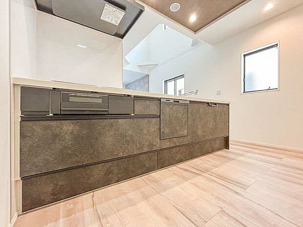 1号棟【キッチン】ナチュラルな自然光の中での調理。会話が弾む対面型キッチン。お洒落な食器類を余裕で収納できるスペース。動きやすい女性目線のキッチン動線。これからはお料理をつくる時間が劇的に変…