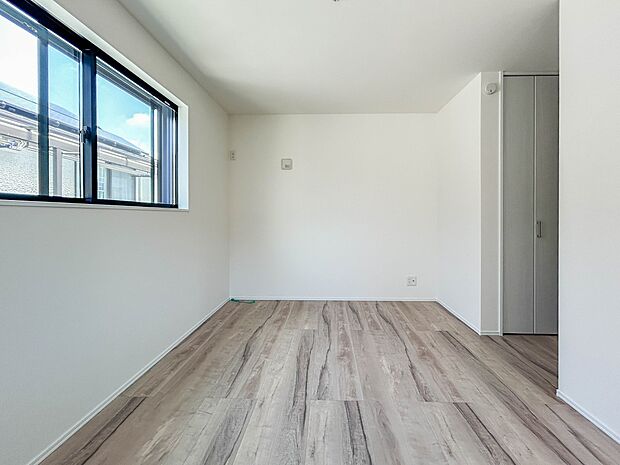 1号棟【洋室7.5帖】シンプルな内装はおしゃれのポイントです。シンプルは華美より飽きがこないからです。色や模様でおしゃれ感をだす。それがシンプルイズビューティーです。