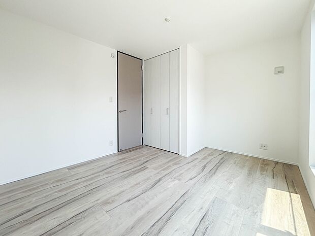 1号棟【洋室6.2帖】お子様のお部屋にぴったりなクロークを備えたフローリング仕様の洋室です。