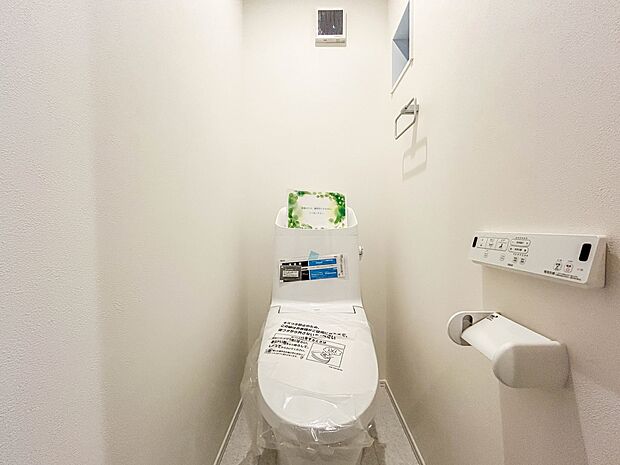 1号棟【トイレ】トイレ・ウォシュレット付。快適で衛生的な洗浄機能付温水シャワートイレです。