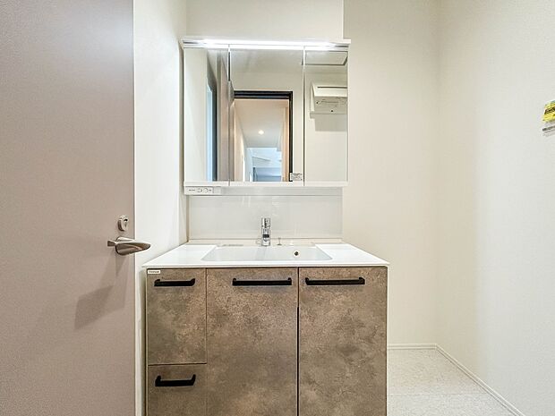 1号棟【洗面台】 十分な大きさの洗面台は、身だしなみチェックや歯磨きなど、朝の慌ただしい時間でもホテルライクなスペースで余裕とゆとりを感じて頂けます。