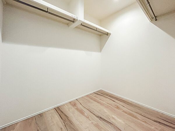 1号棟【WIC】  たくさんの洋服をかけてもシワになりにくいウォークインクローゼット。洋服以外にも、普段使わない家電やスーツケース、ストック品など何でも片付く嬉しい空間です。