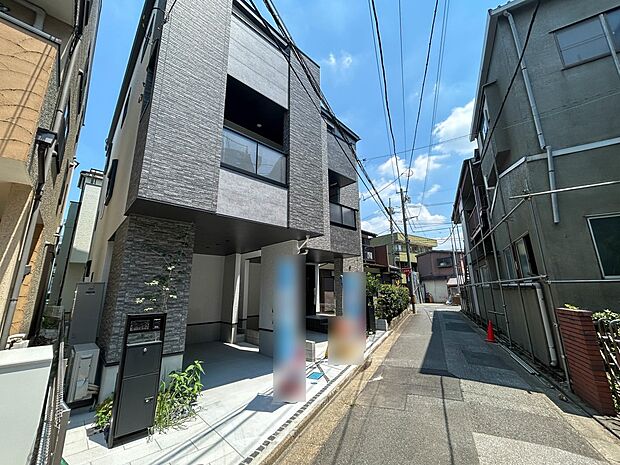 1号棟【前面道路4m】家の前をまっすぐの通りが走っている。クルマは少なく、人々は毎朝、ウォーキング、ジョギング、犬の散歩など、フリーな朝時間を過ごしている。