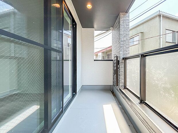 1号棟【バルコニー】  バルコニーから差し込む陽光・通風は、住環境・快適性と共に有り続ける貴重な「財産」です。