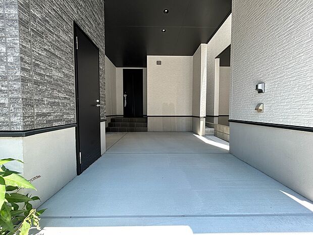 1号棟【駐車場】毎日の生活にマイカーが必須という方は、購入を検討する際、駐車場があることは大事な条件です。毎日の通勤や家族の送迎、買い物やお出かけなどクルマのある暮らしを満喫したい方は要チェ…