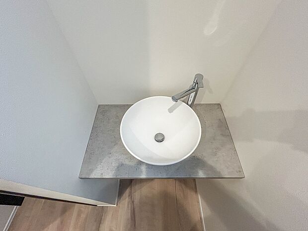 1号棟【洗面台】1階、階段横の洗面台は、外から帰って来た際の手洗いに最適