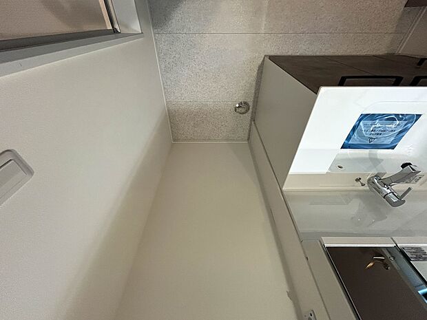 1号棟【ランドリースペース】毎日使う洗濯機。しっかりと奥行きのある置き場が確保されています。