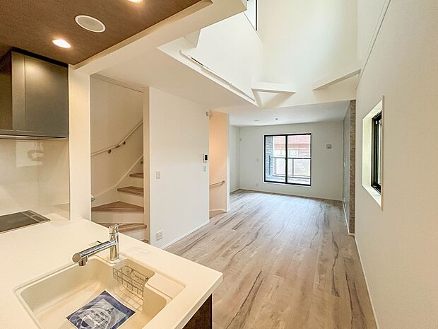 1号棟【LDK17.2帖】シンプルなデザインの家は風情がある。住む人のこだわりを感じる。外観も内装もいたってシンプル。居心地がよく、家事や趣味、子育てなどにも集中できる。家も人間も熟成するほ…