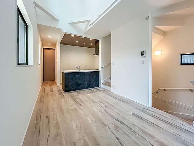 1号棟【LDK17.2帖】会話でホッとコミュニケーションできるリビング。料理でホッとハピネスになるキッチンなど。人をホッとさせる最新設備・仕様を採用しています。