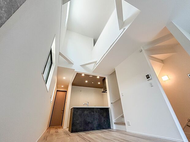 1号棟【吹き抜け】リビング上部吹抜け仕様。明るい光が差し込みます。