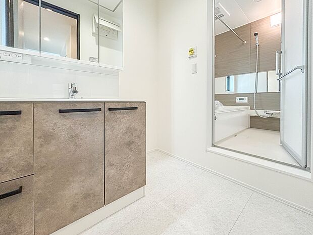 1号棟【脱衣所】洗面所は小さなプライベートスペース。歯磨き、洗顔と毎日施す個人空間。