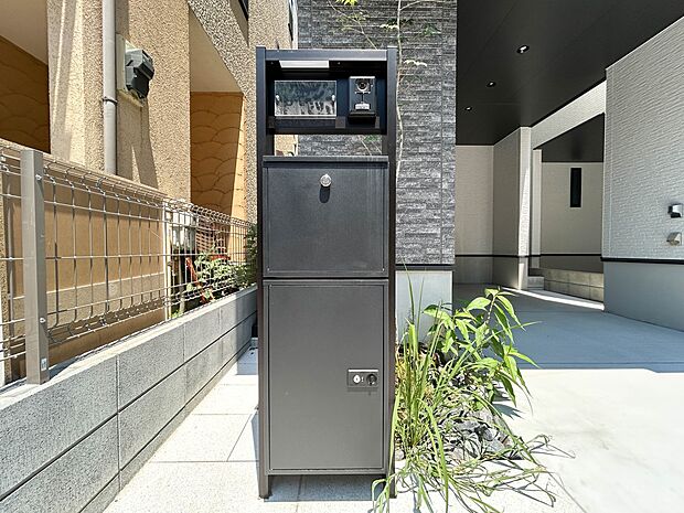 1号棟【郵便受け】郵便物には、ご家族の情報やクレジットカード・銀行口座情報など、個人情報が満載です。鍵付きのポストが、ご家族の個人情報をしっかりと守ります。