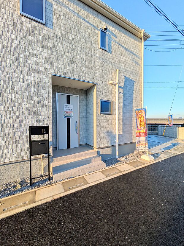 上質感漂う玄関へのアプローチ。居住者の帰り、訪れる方を優しく迎える・安らぎに満ちた生活空間を予感させる。健やかな暮らしを楽しめそう。