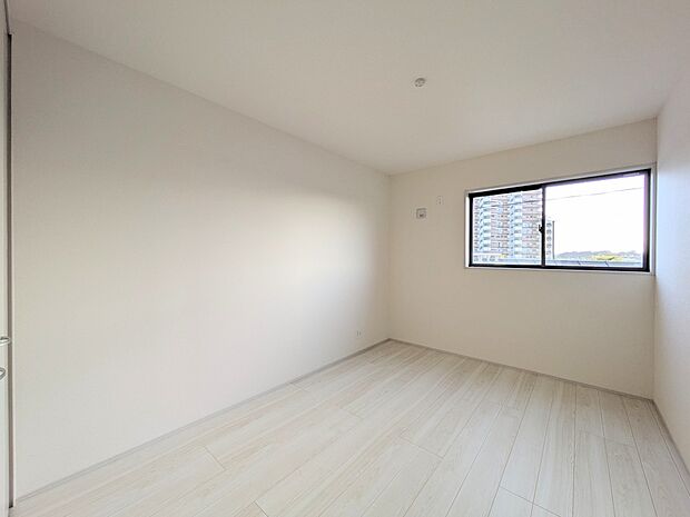 【Room-洋室-】  快適に過ごす条件は、一人ひとり違います。だからこそ飾り過ぎないシンプルな内装と偏り過ぎないデザインで統一しました。暮らしの中でオーナー様だけの【マイホーム】に創り上げ…