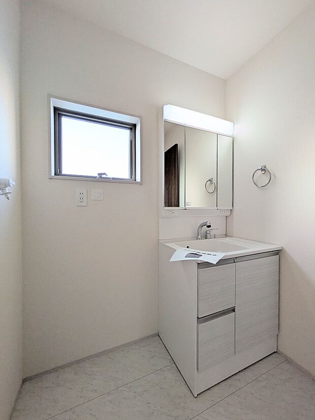 【洗面所】大きく見やすい三面鏡で清潔感ある洗面台は、身だしなみチェックや肌のお手入れに最適です。何かと物が増える場所だからこそ、スッキリと見映えの良い空間に拵えました。