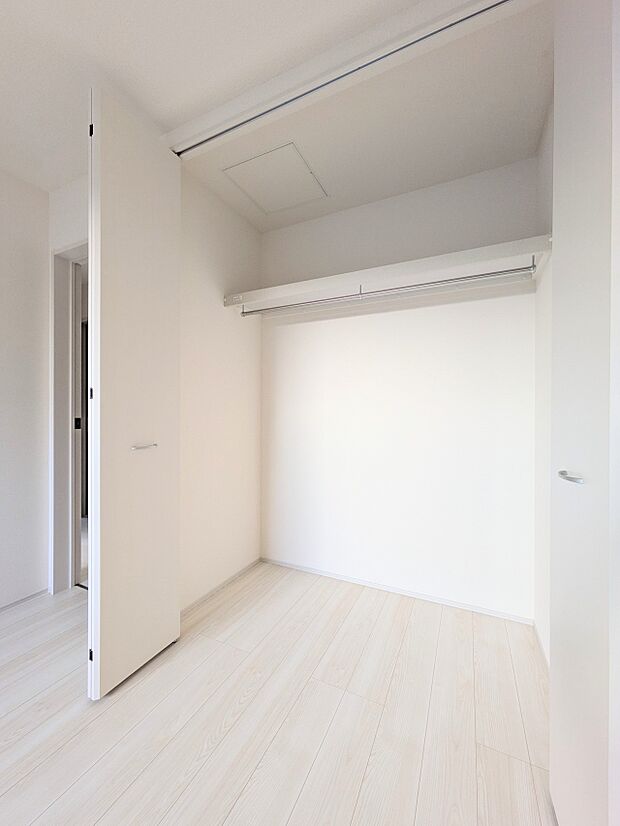 【CL(クローゼット）】  壁面クローゼットのメリットは、衣類が横一列に並ぶためひと目で洋服が選びやすいこと。衣類をたくさんお持ちの方も、限られたスペース内に無理なく収納することができます。…