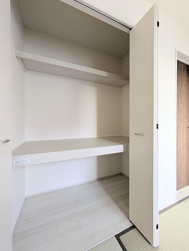 【収納】各所に配置された収納スペースは、洋服や小物はもちろんのこと、掃除機や日用予備品・お子様のおもちゃなど様々な物を収納して頂ける便利なスペースです。