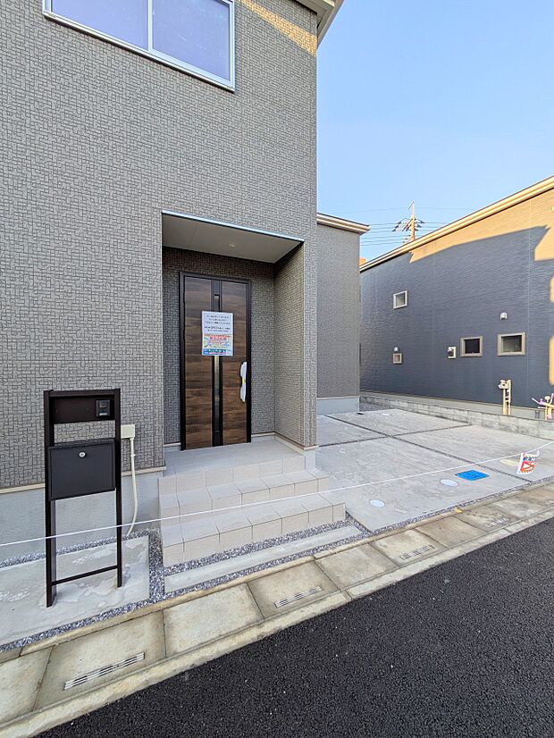 上質感漂う玄関へのアプローチ。居住者の帰り、訪れる方を優しく迎える・安らぎに満ちた生活空間を予感させる。健やかな暮らしを楽しめそう。