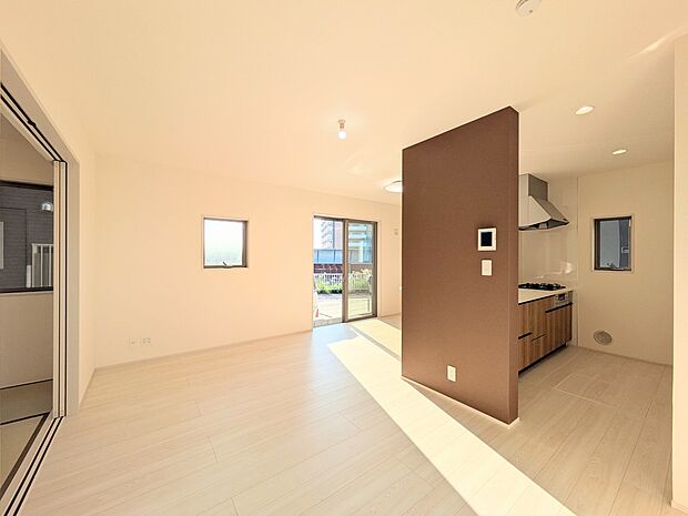 【リビング】インテリアショップで見掛けた「あの家具」も置ける、ゆったりとした空間。時に広さが上質な寛ぎの時間になる事も。