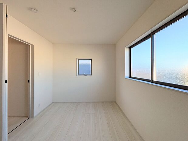 【洋室】お子様のお部屋にぴったりなクロークを備えたフローリング仕様の洋室です。
