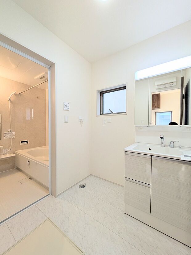 【洗面台】 十分な大きさの洗面台は、身だしなみチェックや歯磨きなど、朝の慌ただしい時間でもホテルライクなスペースで余裕とゆとりを感じて頂けます。