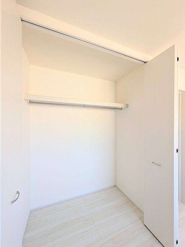 収納には欠かせないクローゼット。衣類を横一列で収納できるため、ひと目で洋服がチョイスできるという利点があります。豊富な衣類をお持ちでも、スペース全体を使って、しっかり収納できます。