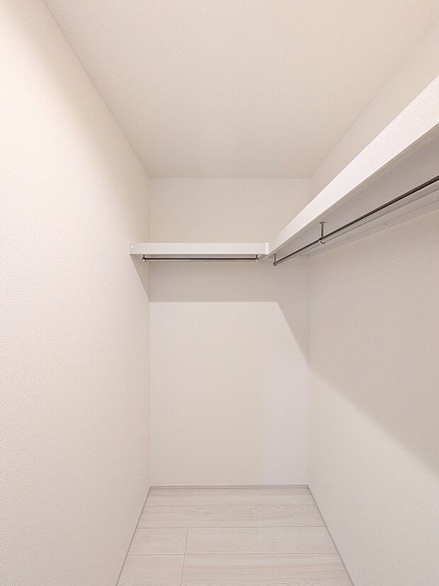【Walk-in Closet-ウォークインクローゼット】広いウォークインクローゼットは主寝室にはかかせないスペース。クリーニングから帰ってきたスーツやワンピースそのままかけれるから、オンオ…
