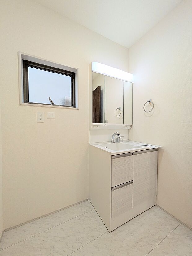 ランドリースペースは広さもたっぷり。タオルなどをしまえる収納棚もあります。