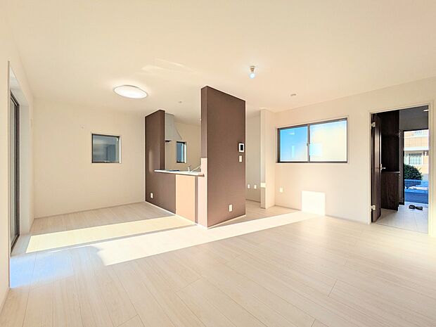 【リビングダイニング】シンプルなデザインの家は風情がある。住む人のこだわりを感じる。外観も内装もいたってシンプル。居心地がよく、家事や趣味、子育てなどにも集中できる。家も人間も熟成するほどシ…