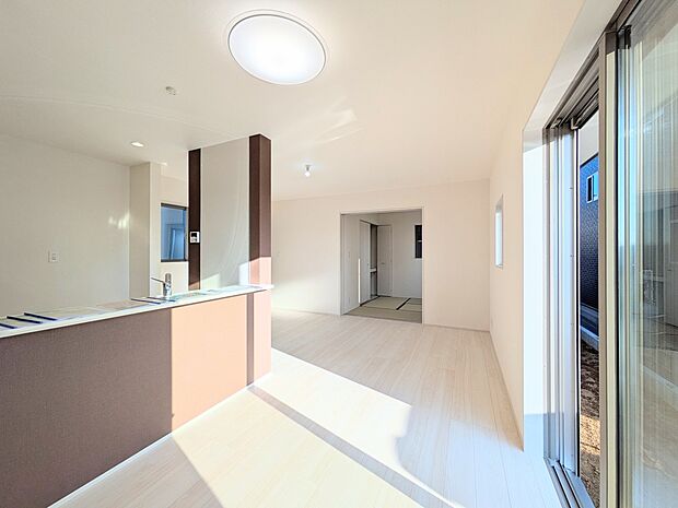 【ダイニング】広々としたリビングダイニング。ゆったりとしたキッチン。生活動線をLDK に集中させ、ご家族が過ごしやすい空間設計にしました。