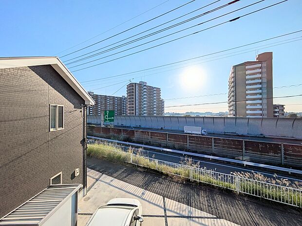 【眺望】少し優雅に、眺望の良い部屋で新生活をしてみませんか？眺望や窓からの景色が良いと、家で過ごす時間も快適です。