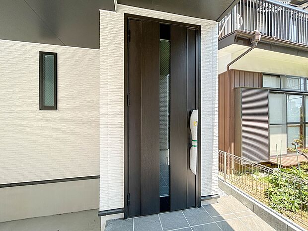 2号棟【玄関】家の顔となる玄関は、高いデザイン性が求められます。高級感と断熱性、防犯性に優れた玄関ドアを標準装備。ピッキング対策のセキュリティサムターン等、防犯に考慮しました。