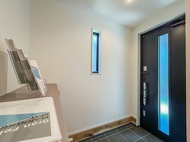 2号棟【玄関】スタイリッシュかつ品のある玄関。晴れの日も、雨の日も、風の日も、ご家族やお客さまを安心して迎えます。