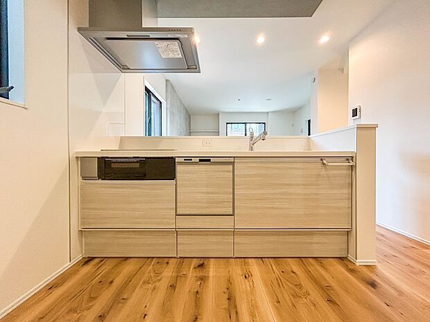 2号棟【キッチン】ナチュラルな自然光の中での調理。お洒落な食器類を余裕で収納できるスペース。動きやすい女性目線のキッチン動線。これからはお料理をつくる時間が劇的に変わります。