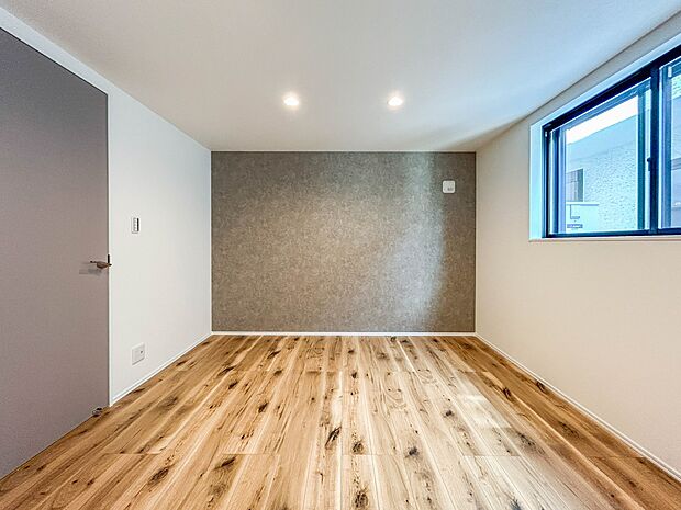 2号棟【洋室7帖】シンプルな内装はおしゃれのポイントです。シンプルは華美より飽きがこないからです。色や模様でおしゃれ感をだす。それがシンプルイズビューティーです。