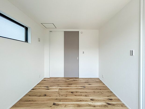 2号棟【洋室5.2帖】お子様のお部屋にぴったりなクロークを備えたフローリング仕様の洋室です。