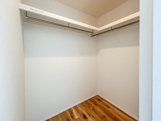 2号棟【WIC】何より、中に入れば全ての服が見てわかるので選択しやすいんです。朝の忙しいときなど便利だな〜と思いますよ。一つのスペースで済むって所がいいんですよね。