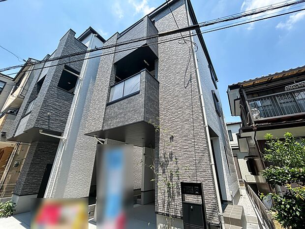 2号棟【現地外観】こちらの物件に少しでもご興味がありましたら、お気軽にお電話下さい。ネット上で「見えない物」「わからない事」でも、実際にご見学いただくことで、手に取るようにおわかりいただける…