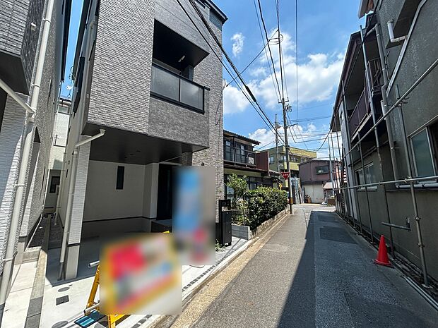 2号棟【前面道路4m】家の前をまっすぐの通りが走っている。クルマは少なく、人々は毎朝、ウォーキング、ジョギング、犬の散歩など、フリーな朝時間を過ごしている。