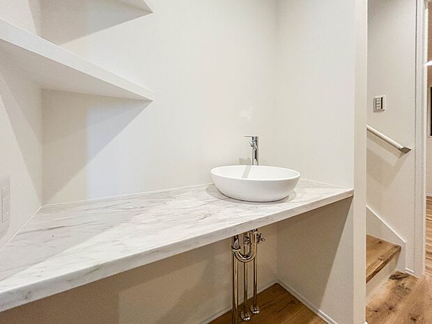 【洗面台】 玄関脇にある水栓は、帰宅後の手洗いにとても便利です。