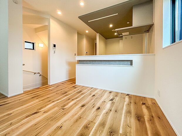 2号棟【LDK16.7帖】広々としたリビングダイニング。ゆったりとしたキッチン。生活動線をLDK に集中させ、ご家族が過ごしやすい空間設計にしました。