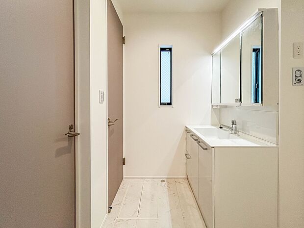 2号棟【脱衣所】脱衣所、洗面所は小さなプライベートスペース。歯磨き、洗顔と毎日施す個人空間。