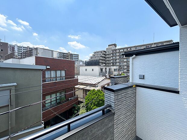 2号棟【眺望】朝の澄んだ空気や、夕方に吹く清々しい風を五感で感じられるバルコニー。