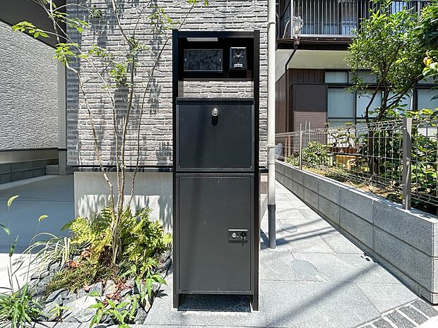 2号棟【宅配ボックス】好きな時間にいつでも荷物を受取れるため、到着時間を気にして自宅で待機したり、再配達の連絡をする手間がかかりません。共働きなど不在が多い方、ネット通販の利用が多い方に大変…