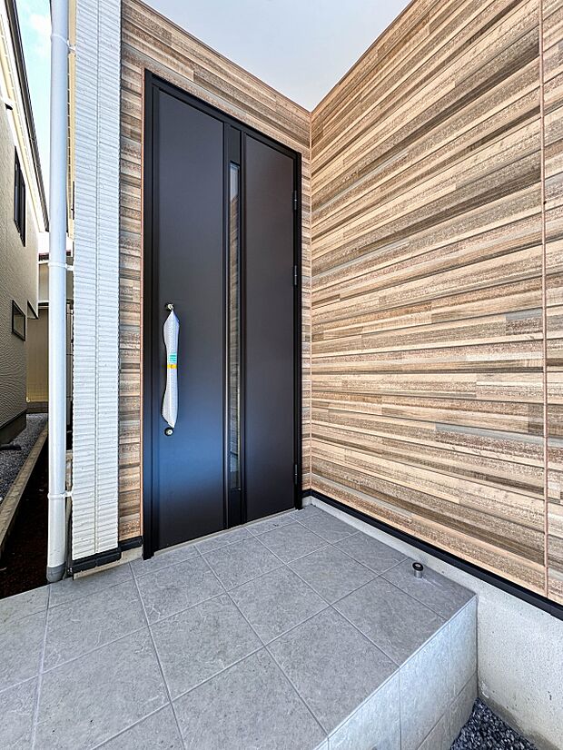 【玄関】家の顔となる玄関は、高いデザイン性が求められます。高級感と断熱性、防犯性に優れた玄関ドアを標準装備。ピッキング対策のセキュリティサムターン等、防犯に考慮しました。