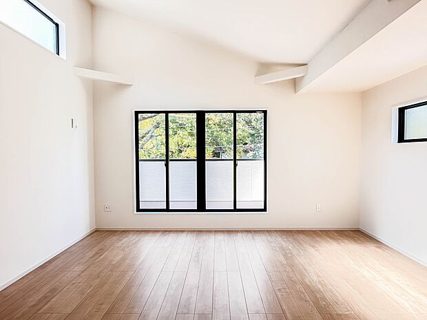 インテリアショップで見掛けた「あの家具」も置ける、ゆったりとした空間。時に広さが上質な寛ぎの時間になる事も。