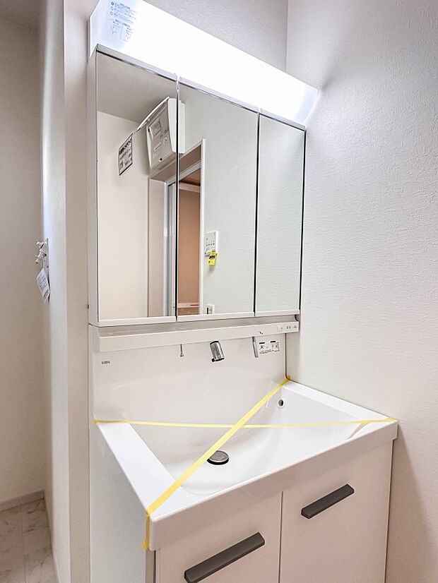 【洗面台】 十分な大きさの洗面台は、身だしなみチェックや歯磨きなど、朝の慌ただしい時間でもホテルライクなスペースで余裕とゆとりを感じて頂けます。